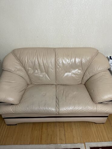 черный кожаный диван: Прямой диван, цвет - Бежевый, Б/у