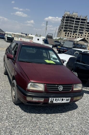женил жук ташуучу унаа: Автомобиль Volkswagen Jetta седан бордового цвета. Модель относится к