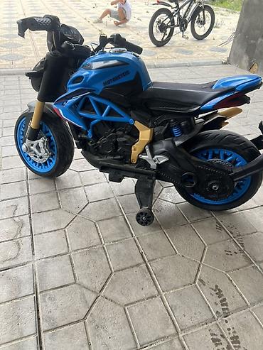 Uşaq dünyası: Uşaq elektrik motosikleti – sport dizaynlı, mavi-qara rəng sxemi — 3