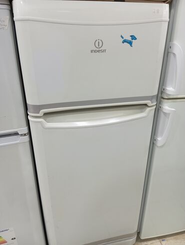 indesit: Б/у Двухкамерный Indesit Холодильник цвет - Белый