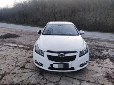 cruze qapi: Bu ağ rəngli Chevrolet Cruze sedan modeli, həm şəhər daxili, həm də