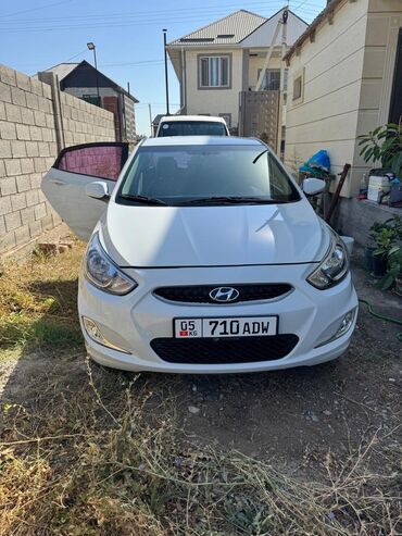 рассрочкага машина алам: Автомобиль Hyundai Accent в белом цвете. Оснащен передней решеткой с
