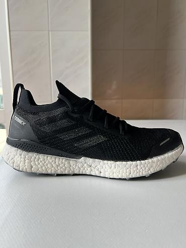 Kişi ayaqqabıları: Adidas Terrex qaçış/trekkinq krossovkası - Rəng: qara, ağ BOOST orta — 1