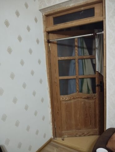 tek yatag: Taxta otaq qapısı və qarmaqlı qapı kasası - Material: təbii ağac -