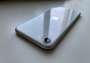 Apple iPhone: IPhone SE 2020, Б/у, 64 ГБ, Белый, Зарядное устройство, Защитное стекло, Чехол, 78 %