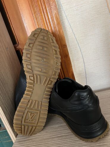 Krasofkalar və idman ayaqqabıları: LOUIS VUITTON krossovkasi teze kimi yarsinnan az giymete ölcusu 41 — 2