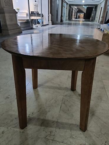 Dairəvi formalı taxta masa 2 əd var hər biri 50 AZN - Material: tam