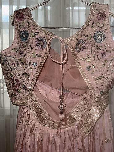 hind geyimi: Zərif hind üslublu üçlük dəst – lehenga - Rəng: pudra/solğun çəhrayı — 5