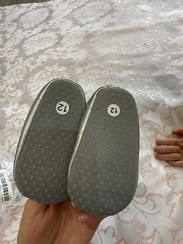 baletkalar: Gümüşü rəngdə, bant detallı uşaq ayaqqabıları. Bu zərif ayaqqabılar — 2
