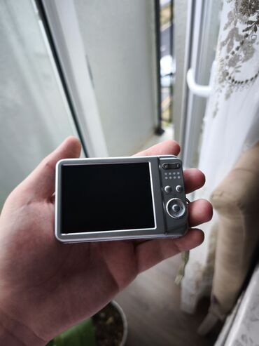 Fotokameralar: Fujifilm brendinin gümüşü rəngli rəqəmsal kamerası. Kompakt dizaynı