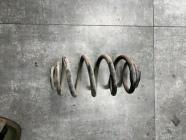 Автозапчасти: Avtomobil üçün asqı yayı. Metal spiral konstruksiyalı yaydır və — 1