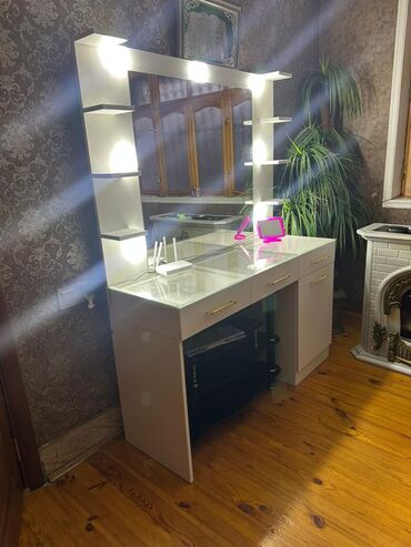 Salon masaları: Salon üçün iwiqlari olan termo satılır. ideal veziyyetde. 230azn. Baha