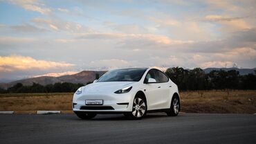 Tesla: Tesla Model Y: 2023 г., 0.1 л, Робот, Электромобиль, Хэтчбэк