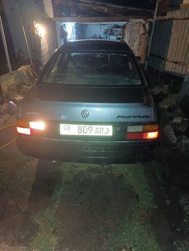 кузов сатылат: Volkswagen Passat: 1989 г., 1.8 л, Механика, Бензин, Седан