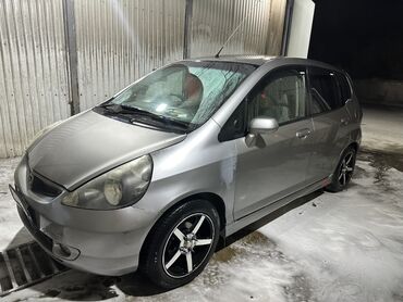 маленькая машина: Honda Fit: 1.3 л, Бензин, Хетчбек