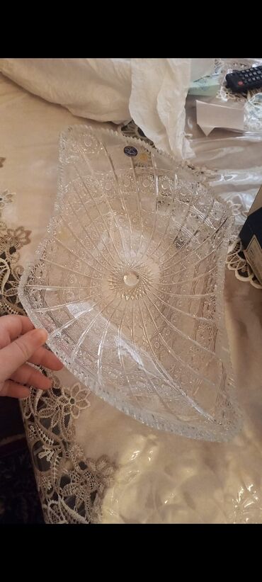 vaza qab: Kəsilmiş naxışlı şüşədən dekorativ meyvə/qəlyanaltı qabı. - Material