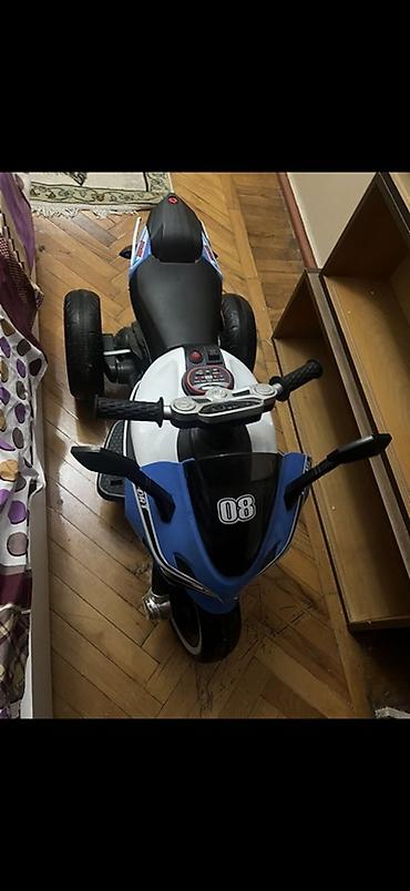 oyunca: Uşaq elektrik motosikleti – 3 təkərli, mavi/ağ rəngdə Xüsusiyyətlər — 1