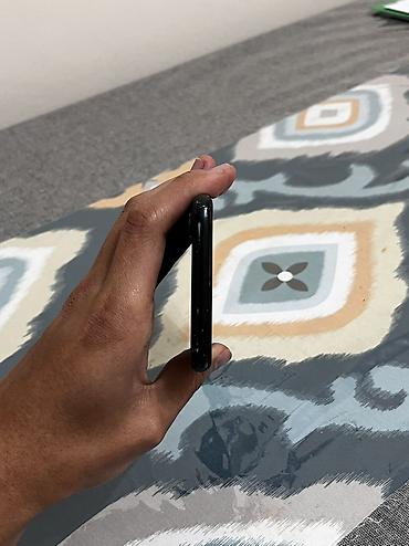 Apple iPhone: IPhone Xr, Б/у, 64 ГБ, Черный, Чехол, 79 % — 13