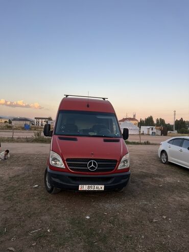 бусик машина: Красный фургон Mercedes-Benz Sprinter с высокой крышей. Автомобиль