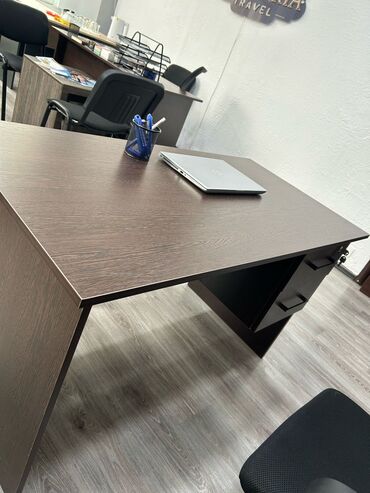 Ofis masaları: Salam ofis ucun mebeller satilir yenidir 6 isci masasi direktor