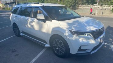 диски на автомобиль: Белый минивэн Kia Carnival с современным дизайном кузова. Автомобиль