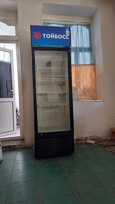 охлаждение: Торговый холодильник с прозрачной дверцей и подсветкой. Оборудован
