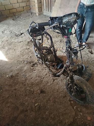 07 masin səkilləri: Xr 50 bkazer mopet satlr - Çərçivə: metal karkas, ön və arxa hissə — 3