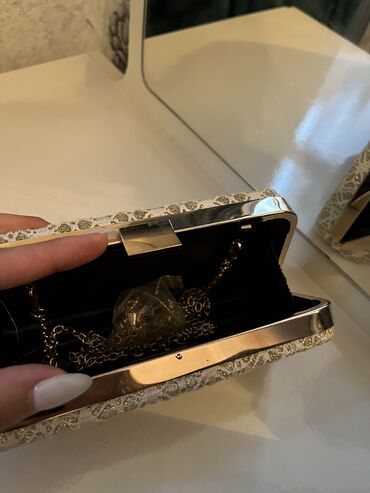 Çantalar: Çoxu yenidir digərləri də az istifadə olunub. Hər biri 5 azn. Çox — 9