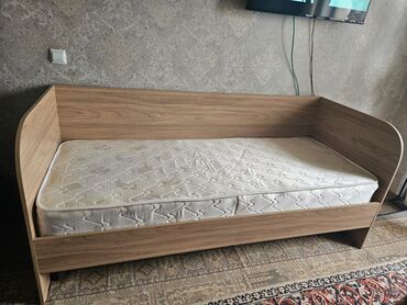 складная кровать: Кровать-софа со спальным местом, выполненная из светлого дерева