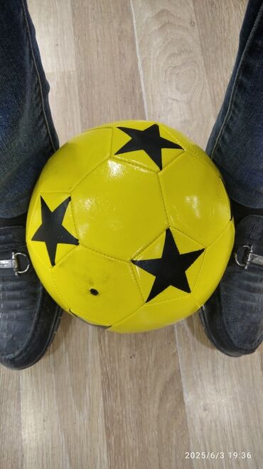 futbol ayaqqabısı qiyməti: Sarı rəngdə, üzərində qara ulduzlar olan futbol topu. Uşaqlar və