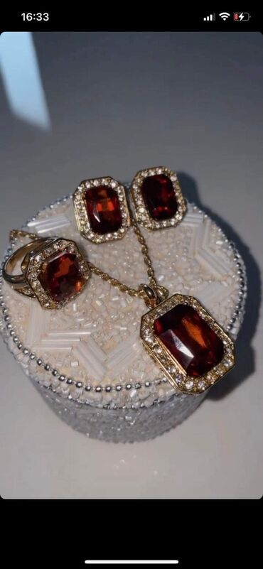 Setovi nakita: Kompleti nakita
Cena 1500din — 12