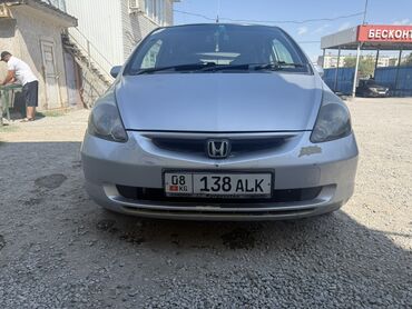 мини электромобиль: Автомобиль Honda Fit серебристого цвета, представленный на