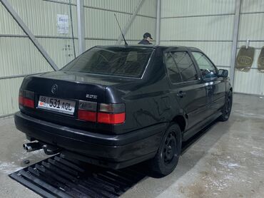 Volkswagen: Volkswagen Vento: 1992 г., 2 л, Механика, Газ, Седан