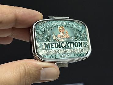 Mətbəx aksesuarları: Retro üslubda həblik/medikament qabı - Cib ölçülü, metal korpuslu — 3