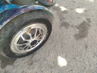 Другой электротранспорт: Гироскутер с ярким корпусом под "космическую" тематику, который — 2