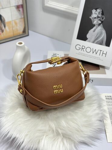 Makasin və loferlər: Əl çantası, Miu Miu