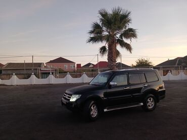 резина на ниву: Mitsubishi Pajero (4x4) off-road SUV - Kuzov: qara rəng, 5 qapı, iri