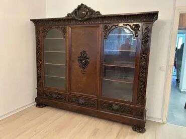 Stilske vitrine: Chippendale Stara stilska biblioteka / kabinetska vitrina 📚✨ Stara na lalafo.rs — 12 Stilske vitrine: Chippendale Stara stilska biblioteka / kabinetska vitrina 📚✨ Stara — 12