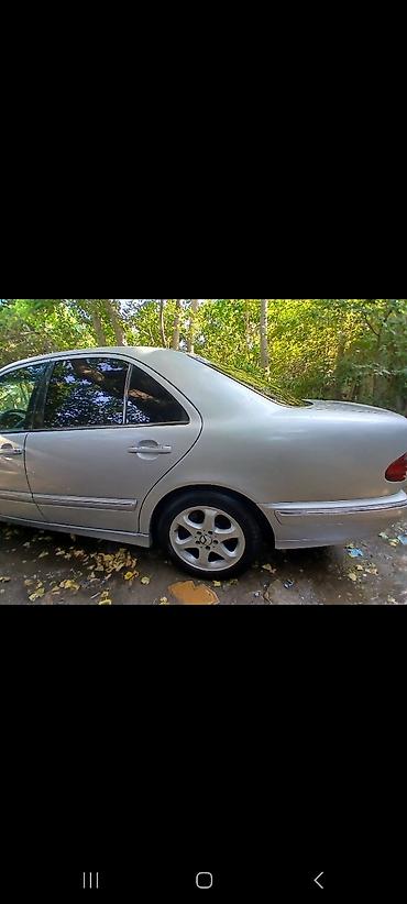 w210 duman: Mercedes-Benz E‑Class (W210) sedan, gümüşü rəng. - Kuzov: 4 qapılı — 4