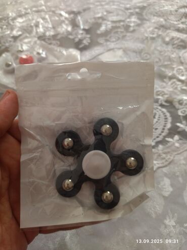 Oyuncaqlar: Spinerlər.Hamısı təzədir.Hər rəngləri var. Qutudakı spinerlər-7 azn — 6