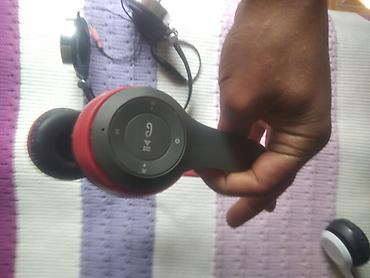 Bluetooth qulaqlıq dəsti – qırmızı və ağ rəng variantları