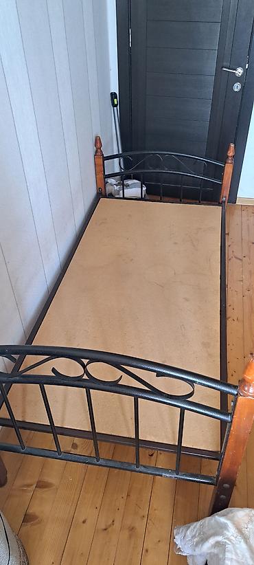 Çarpayılar: Metall-çərçivəli tək nəfərlik çarpayı - Ölçü: təqribən 90x190 sm (tək — 1