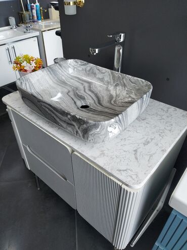 canaq: Mərmər naxışlı, düzbucaqlı formalı dəbli lavabo. Ağ və boz rənglərin