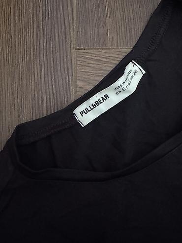 pull and bear az: Pull&Bear qara T‑shirt - Model: Klassik qısaqoll T‑shirt - Rəng — 2