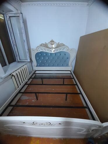 Двуспальные кровати: Кровать в классическом стиле с декоративным изголовьем и изножьем — 15