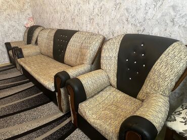 Salon, tibbi kreslolar: Klassik üslubda 3-lü salon dəsti Tərkibi: - 1 ədəd 3 nəfərlik divan -