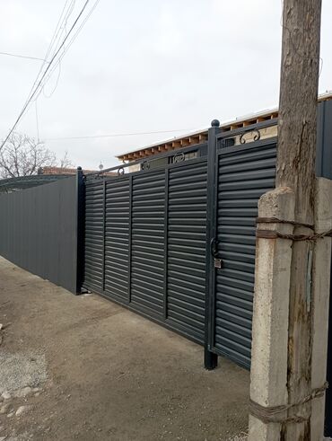 Откатные ворота: Элегантные кованые ворота черного цвета с изящными золотистыми — 17