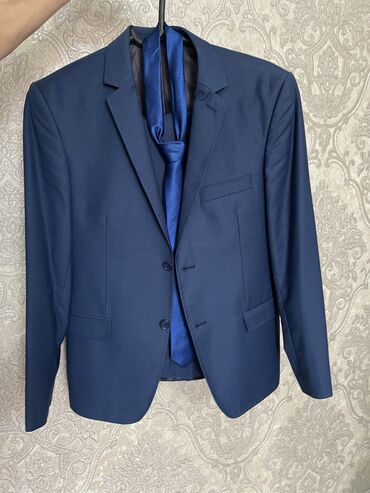 Костюмы: Продаю отличный костюм брюки с галстуком синего цвета размер 48-50