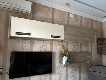 mebel taxta: Ağ və taxta teksturalı rənglərdə olan asma divan, müasir dizaynı ilə