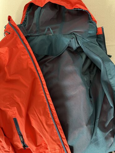 Ostale jakne, kaputi, prsluci: Prodaje se suskavac crveni pogodan za prolece i jesen. Unutrasnjost